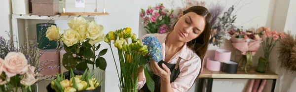 Happy Professional Woman Working Flower Shop — Stock Photo, Image