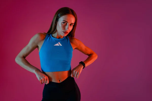 Hermosa Mujer Fitness Con Ropa Deportiva Posando Sobre Fondo Del —  Fotos de Stock
