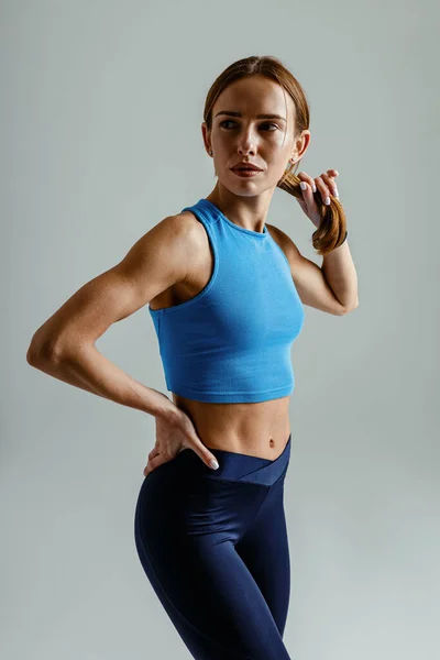 Mujer Fitness Con Ropa Deportiva Posando Sobre Fondo Estudio Foto —  Fotos de Stock