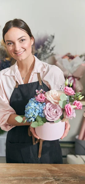 Mulher Profissional Feliz Está Trabalhando Loja Flores — Fotografia de Stock