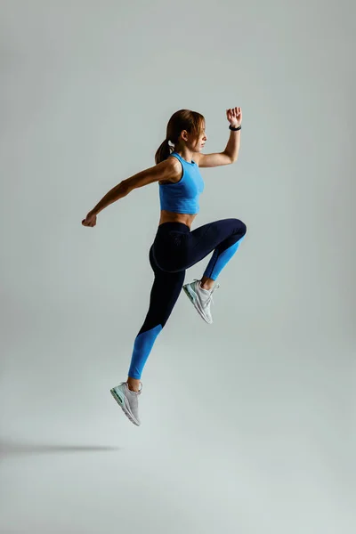 Mujer Corriendo Mid Air Haciendo Ejercicio Durante Entrenamiento Cardiovascular Fondo —  Fotos de Stock