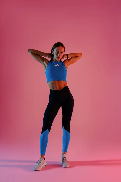 Hermosa Mujer Fitness Con Ropa Deportiva Posando Sobre Fondo Del — Foto de Stock