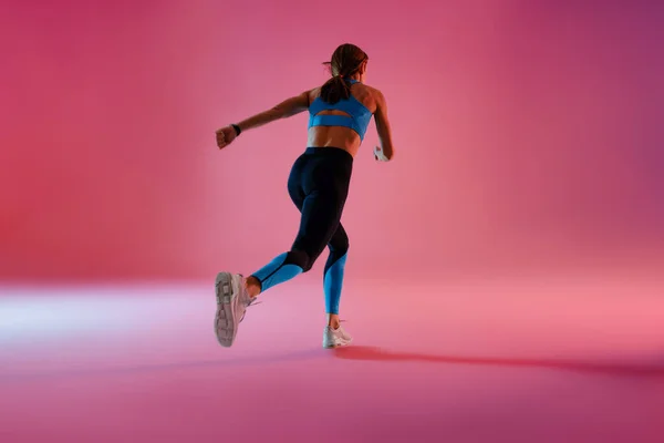 Γυναίκα Τρέχει Κατά Διάρκεια Της Άσκησης Καρδιο Πάνω Από Στούντιο — Φωτογραφία Αρχείου