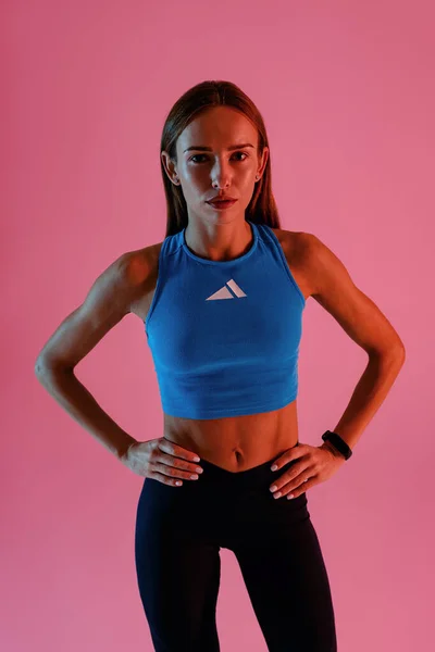 Vacker Fitness Kvinna Bär Sportkläder Poserar Över Studio Bakgrund Högkvalitativt — Stockfoto
