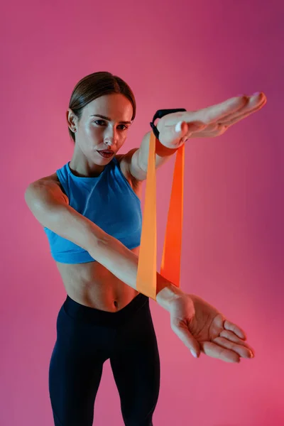 体育妇女与她的手伸展橡胶弹性带工作室的背景 高质量的照片 — 图库照片