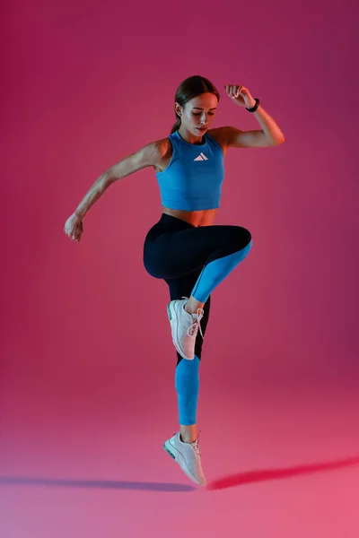 Atlética Activa Mujer Fitness Saltando Fondo Del Estudio Movimiento Dinámico — Foto de Stock