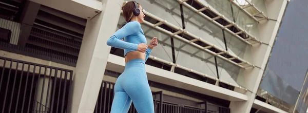 Joven Dama Forma Está Haciendo Fitness Jogging Lugar Urbano —  Fotos de Stock