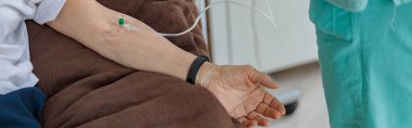 Hemşire modern tıp kliniğindeki hastasının koluna bir damla damlatıyor. Yüksek kalite fotoğraf