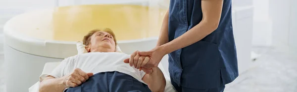 Radiologe Kontrolliert Mrt Oder Bei Patienten Die Sich Einer Operation — Stockfoto