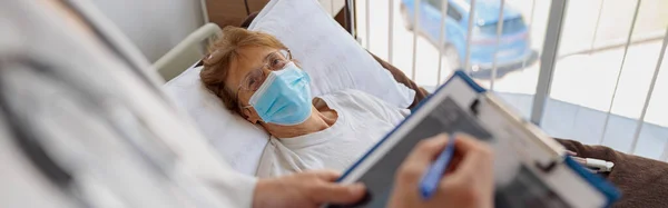 Dokter Schrijft Symptomen Het Ziekenhuis Tijdens Covid Epidemie Hoge Kwaliteit — Stockfoto