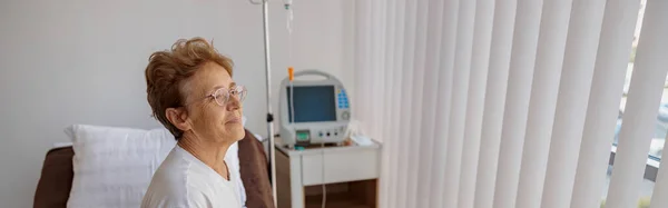 Lachende Oudere Vrouwelijke Patiënt Afdeling Van Moderne Medische Kliniek Hoge — Stockfoto