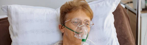 Paciente Sênior Máscara Respiratória Encontra Enfermaria Durante Tratamento Para Covid — Fotografia de Stock