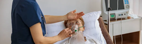 Doctor Putting Breathing Mask Female Patient Covid High Quality Photo — Stock Photo, Image