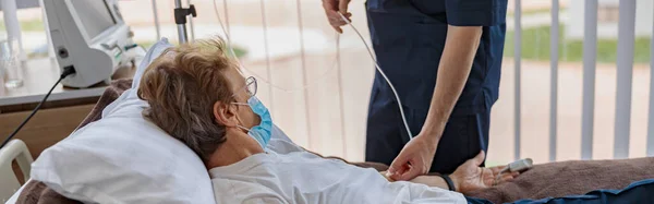 Krankenschwester Legt Während Der Pandemie Von Covid Tropfen Auf Den — Stockfoto