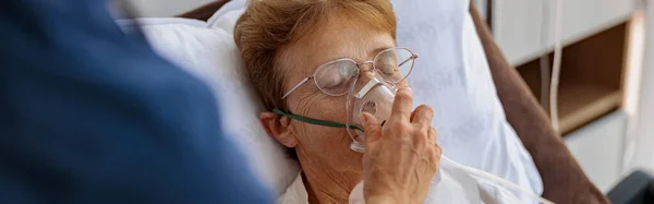 Orvos Egy Beteg Beteget Támogat Orvosi Beavatkozás Előtt Egy Kórházi — Stock Fotó