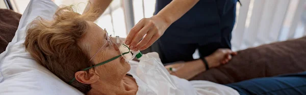Läkaren Tar Sig Andningsmask Kvinnlig Patient Med Covid Högkvalitativt Foto — Stockfoto