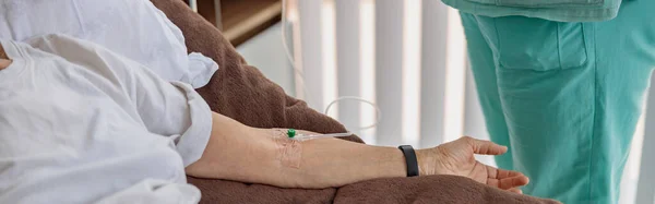 Verpleegster Die Een Infuus Arm Van Haar Patiënt Stopt Een — Stockfoto