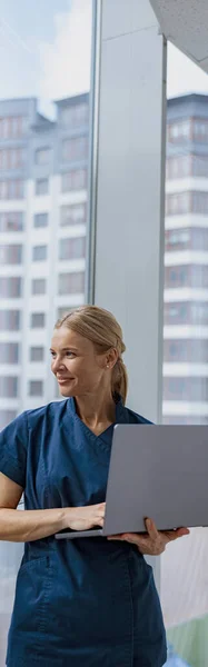 Χαμογελώντας Γυναίκα Εργαζόμενος Υγειονομικής Περίθαλψης Χρησιμοποιώντας Φορητό Υπολογιστή Ενώ Εργάζονται — Φωτογραφία Αρχείου