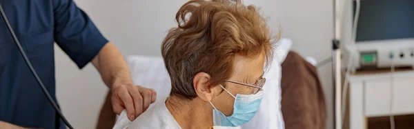 Arzt Hört Alten Patientinnen Mit Stethoskop Auf Krankenhausstation Beim Atmen — Stockfoto