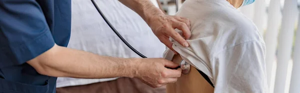 Primer Plano Del Médico Escuchando Las Ancianas Respirar Paciente Usando —  Fotos de Stock