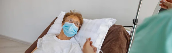 Verpleegster Druppelt Arm Van Haar Patiënt Met Masker Tijdens Pandemie — Stockfoto