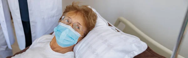 現代医療クリニックの病棟マスクのシニア女性患者 高品質の写真 — ストック写真