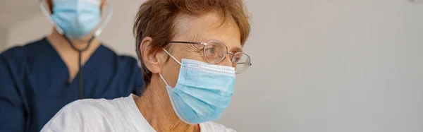 Γιατρός Μάσκα Προσώπου Ακούγοντας Ηλικιωμένες Γυναίκες Αναπνέουν Ασθενείς Χρησιμοποιώντας Στηθοσκόπιο — Φωτογραφία Αρχείου