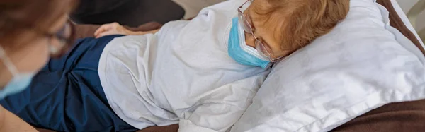 Verpleegster Druppelt Arm Van Haar Patiënt Met Masker Tijdens Pandemie — Stockfoto