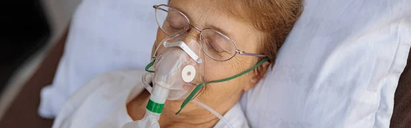 Senior Patient Breathing Mask Lies Ward Treatment Covid High Quality — Stock Photo, Image