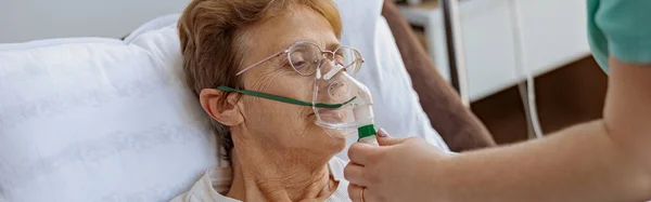 Nurse Putting Breathing Mask Female Patient Covid High Quality Photo — Stock Photo, Image