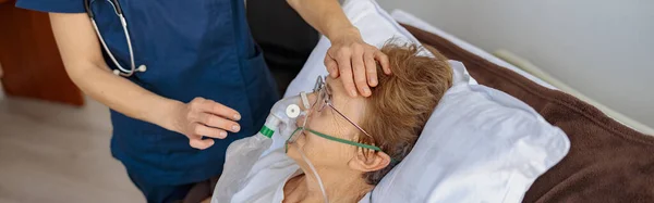 Läkaren Tar Sig Andningsmask Kvinnlig Patient Med Covid Högkvalitativt Foto — Stockfoto