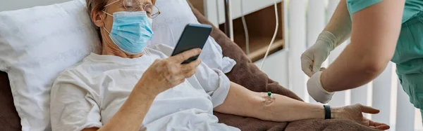 Kranke Seniorpatienten Telefonieren Während Des Medizinischen Eingriffs Auf Der Krankenhausstation — Stockfoto