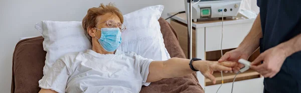 Krankenschwester Überprüft Die Sauerstoffsättigung Des Patientenblutes Mit Dem Fingerspitzen Pulsoximeter — Stockfoto