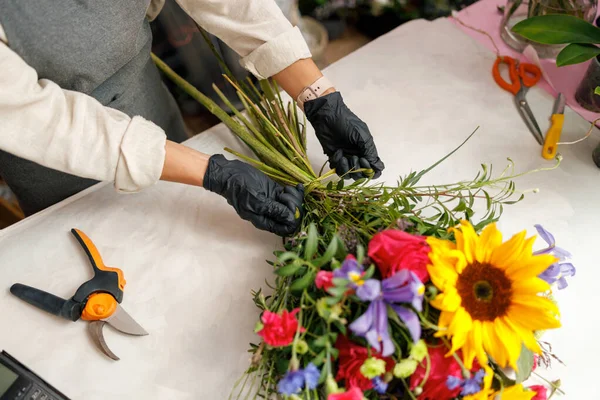 Female Decorator Creating Beautiful Bouquet Table Lifestyle Flower Shop — Stock Photo, Image