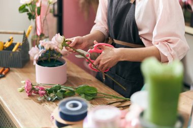 Mutlu profesyonel kadın çiçekçide çalışıyor. 