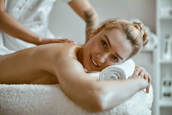 Especialista Feminino Confiante Está Fazendo Massagem Corporal Relaxante Para Senhora — Fotografia de Stock