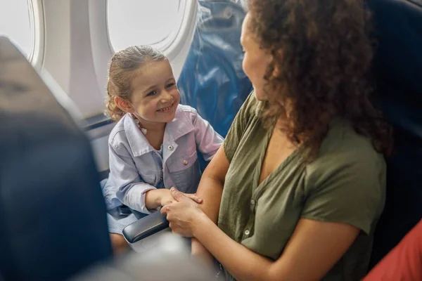 High Angle View Little Girl Sitting Plane Smiling Her Mother — Stock Photo, Image