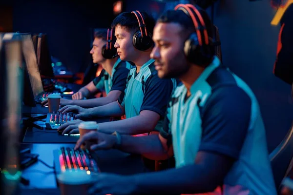 Gruppe Fokussierter Esports Spieler Sitzen Zusammen Vor Computermonitoren Und Spielen — Stockfoto