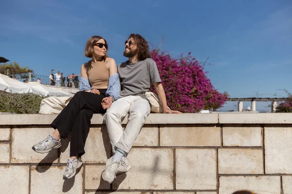 Smiling Tourist Couple Sitting Old City Street Looking Each Other — Stock Photo, Image