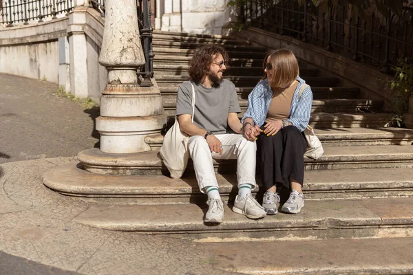 Couple Love Sitting Stairs Old City Street Looking Each Other — Stock Photo, Image