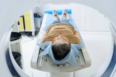 Hastanedeki muayene sırasında tomografi makinesine giren hasta. Yüksek kalite fotoğraf