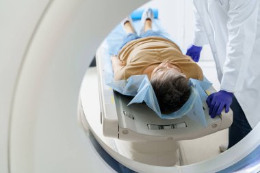 Radyoloji uzmanı MRI ya da CT taramasını hasta işlemleri ile kontrol ediyor. Yüksek Teknoloji Tıbbi Ekipmanı