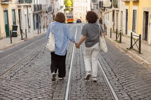 Visão Traseira Casal Apaixonado Mãos Dadas Enquanto Caminhava Rua Cidade — Fotografia de Stock