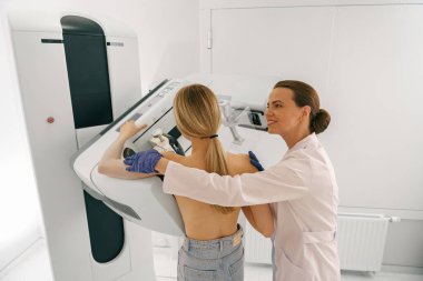 Kadın radyolog, göğüs kanserini kontrol etmek için mammogram röntgeni çekiyor. Yüksek kalite fotoğraf