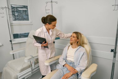 Hastanede seruma hazırlarken hastayla konuşan bir doktor. Yüksek kalite fotoğraf