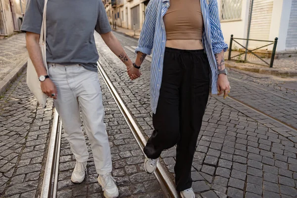 在旧城区街道上散步的时候 有一对恋人手牵着手坠入爱河 高质量的照片 — 图库照片
