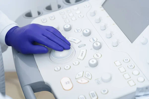 Mão Médico Ultrassonografista Pressionando Botões Painel Controle Ultra Som Foto — Fotografia de Stock