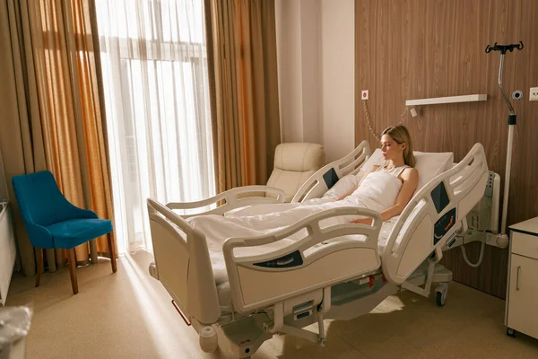 Молодая Женщина Лежит Кровати Современном Госпитале После Операции Высокое Качество — стоковое фото
