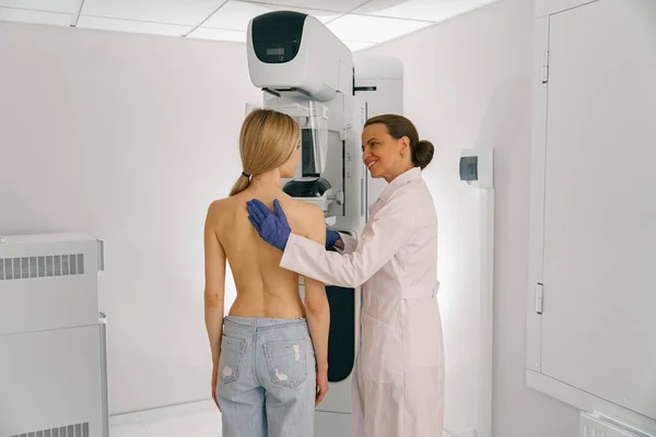 Femme Faisant Une Mammographie Radiographie Pour Dépistage Cancer Sein Hôpital Image En Vente