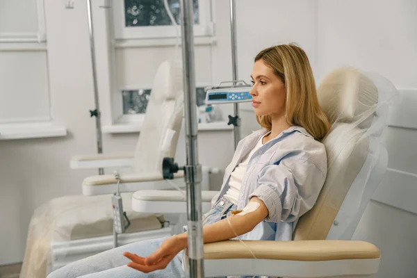 Mujer Sentada Sillón Mientras Recibe Infusión Intravenosa Hospital Foto Alta Fotos de stock